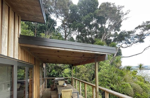 Mahurangi Casa | Designer Dwelling in Native Bush With Intimate Harbour Views. 13km to Matakana