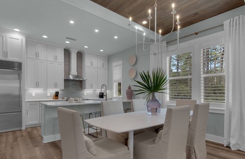 Treetop Casa | Designer Finishes, Arcade Room, Sleeps 14 + Free Attraction Tickets!