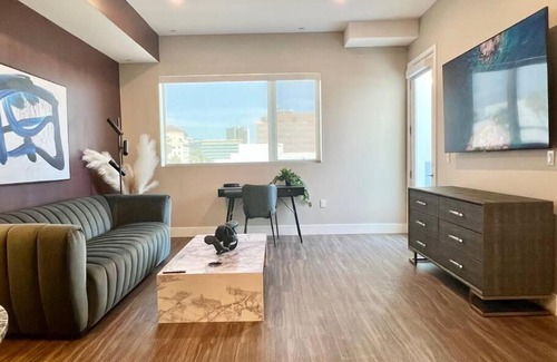 Hollywood Apartamento | Designer Hollywood Penthouse with Private Balcony on Sunset