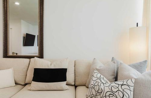 Turtle Bay Apartamento | Designer Home in Diplomat District