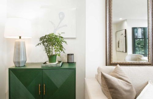 Turtle Bay Apartamento | Designer Home in Diplomat District
