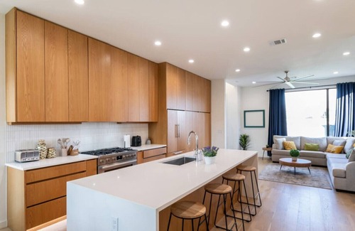 Govalle Apartamento | Designer Home Near East 6th St, Movie Room & More