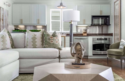 Seaside Condominio | Designer "Honeymoon Cottage" 32 Steps to the Beach. With Bikes and Parking
