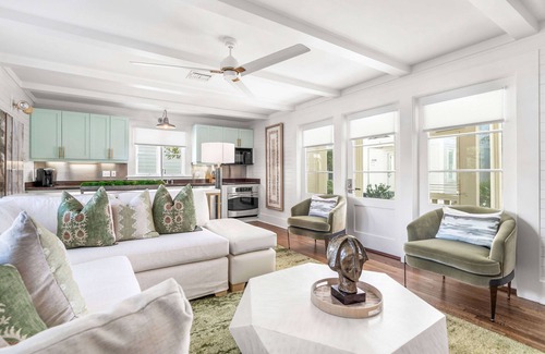 Seaside Condominio | Designer "Honeymoon Cottage" 32 Steps to the Beach. With Bikes and Parking