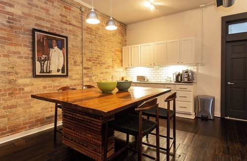 Michigan City Apartamento | Designer Loft Within Walking Distance to Restaurants, Bars & Beach! Pet Friendly