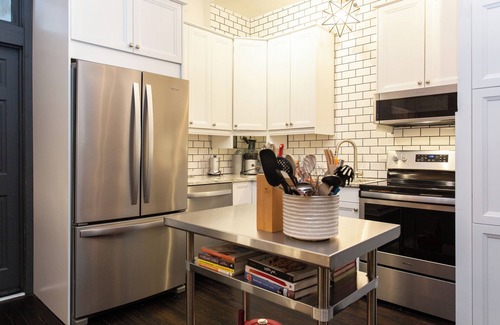 Michigan City Apartamento | Designer Loft Within Walking Distance to Restaurants, Bars & Beach! Pet Friendly