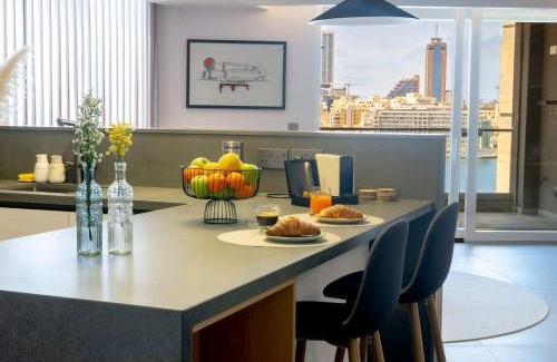 Tower Road Apartamento | Designer Sea View Apt in Top Location
