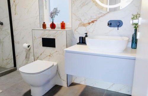 Tower Road Apartamento | Designer Sea View Apt in Top Location