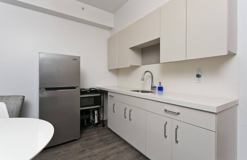 Hawaii Kai Condominio | Designer Studio in Hawaii Kai! Close to beaches, shopping, and hiking!
