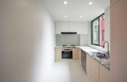Shanghai Apartamento | Designer-style, four-bedroom apartment with a large living room