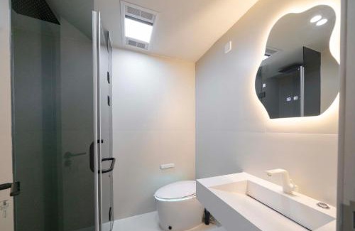 Shanghai Apartamento | Designer-style, four-bedroom apartment with a large living room