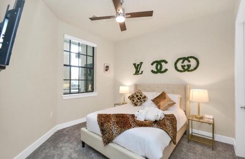 Washington Ave./ Memorial Park Apartamento | Designer Suite- Centrally located downtown near Galleria, Midtown, Medical Center, & Art District