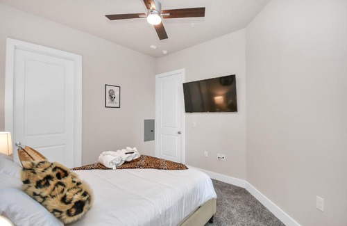 Washington Ave./ Memorial Park Apartamento | Designer Suite- Centrally located downtown near Galleria, Midtown, Medical Center, & Art District