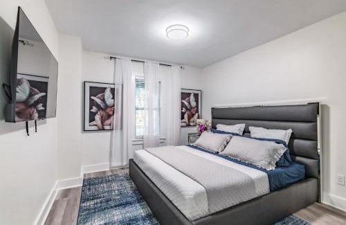 Crescent Lake Apartamento | Designer Sun Filled Condo - Walk to Town