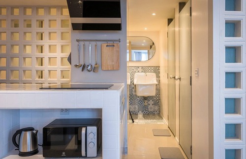 Nana Apartamento | Designer 2BR apt w/WiFi, record player, game console in CBD Bangkok