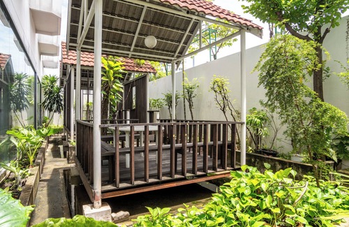 Nana Apartamento | Designer 2BR apt w/WiFi, record player, game console in CBD Bangkok
