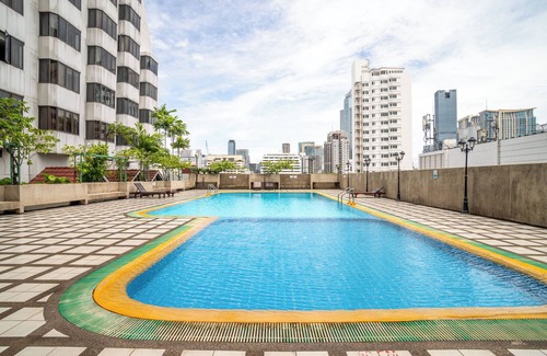 Nana Apartamento | Designer 2BR apt w/WiFi, record player, game console in CBD Bangkok