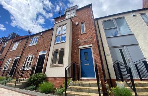 Hull Casa | Designer Townhouse with Hot Tub, Balcony and Bronze Sculptures