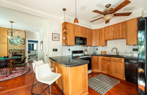 Savannah Victorian District Apartamento | Designer Victorian Apartment Close to Forsyth, Nightlife by Lucky Savannah