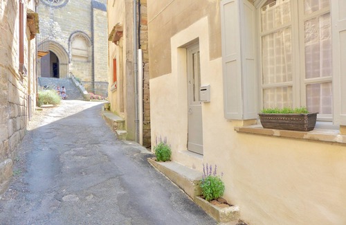 Saint-Cyprien Casa | Designer Vintage House in Medieval Saint Cyprien, valley of the Dordogne.