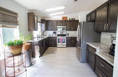 Indio Apartamento | Desirable Desert Resort w/ Pool- 2mi to Coachella