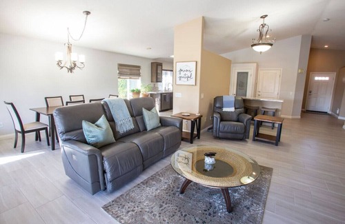Indio Apartamento | Desirable Desert Resort w/ Pool- 2mi to Coachella