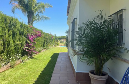 Chiclana de la Frontera Chalet De Esquí | Chalet individual con espectacular piscina e increíbles vistas al golf.