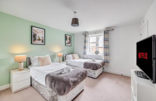 Milton Keynes Casa | Detached 4 Bedroom 2 Bathroom House - Driveway Parking, Fast WiFi and Smart TV by Yoko Property