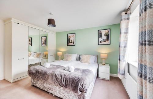 Milton Keynes Casa | Detached 4 Bedroom 2 Bathroom House - Driveway Parking, Fast WiFi and Smart TV by Yoko Property