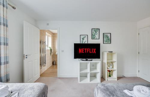 Milton Keynes Casa | Detached 4 Bedroom 2 Bathroom House - Driveway Parking, Fast WiFi and Smart TV by Yoko Property