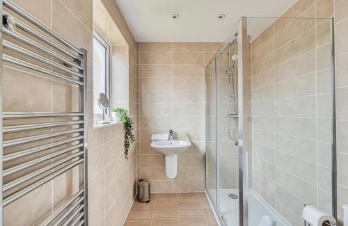 Milton Keynes Casa | Detached 4 Bedroom 2 Bathroom House - Driveway Parking, Fast WiFi and Smart TV by Yoko Property