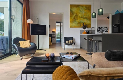 Zeewolde Casa | Detached 6-person villa with paddleboards, waterfront garden with private swim deck, sunshade, BBQ, and luxurious open kitchen. Located at Villa Resort Harderwold in Zeewolde. Pet-friendly!