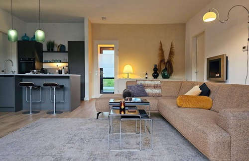 Zeewolde Casa | Detached 6-person villa with paddleboards, waterfront garden with private swim deck, sunshade, BBQ, and luxurious open kitchen. Located at Villa Resort Harderwold in Zeewolde. Pet-friendly!