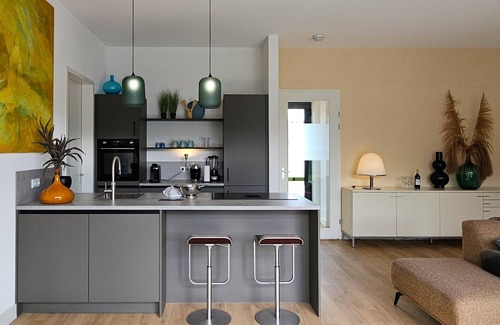 Zeewolde Casa | Detached 6-person villa with paddleboards, waterfront garden with private swim deck, sunshade, BBQ, and luxurious open kitchen. Located at Villa Resort Harderwold in Zeewolde. Pet-friendly!