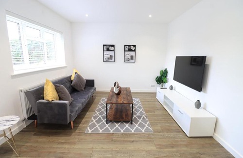 Northampton Casa | Detached Bungalow - Sleeps 8 - Free Parking, Fast Wifi, Smart TV and Garden by Yoko Property