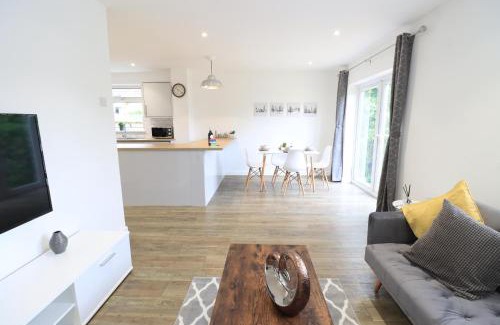 Northampton Casa | Detached Bungalow - Sleeps 8 - Free Parking, Fast Wifi, Smart TV and Garden by Yoko Property