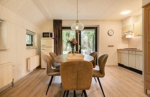 Bruggenmors Casa | Detached bungalow with alcove bed, perfect for families.