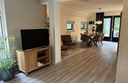 Bruggenmors Casa | Detached bungalow with alcove bed, perfect for families.
