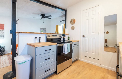 Nob Hill Apartamento | Detached Casitas/Walk to UNM and Hospital/Full Kitchen/Fenced Yard/AC&Heat