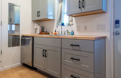 Nob Hill Apartamento | Detached Casitas/Walk to UNM and Hospital/Full Kitchen/Fenced Yard/AC&Heat