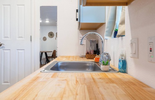 Nob Hill Apartamento | Detached Casitas/Walk to UNM and Hospital/Full Kitchen/Fenced Yard/AC&Heat
