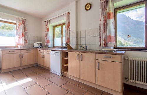 Huben Casa | Detached group house with ski storage room