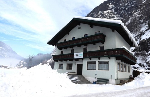 Huben Casa | Detached group house with ski storage room