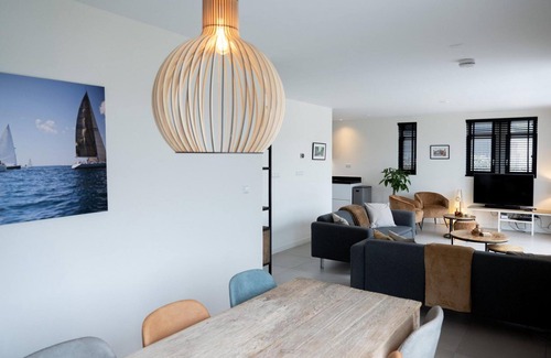 Roelofarendsveen Casa | Detached holiday villa by the water with spacious yard