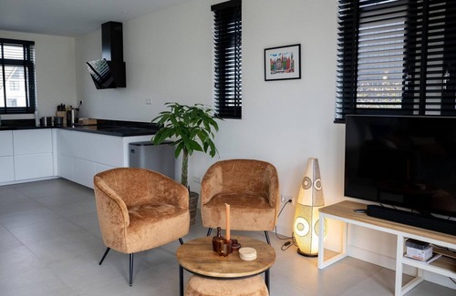 Roelofarendsveen Casa | Detached holiday villa by the water with spacious yard