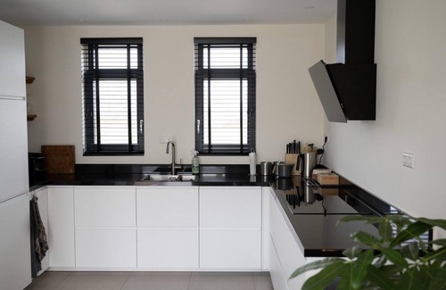 Roelofarendsveen Casa | Detached holiday villa by the water with spacious yard