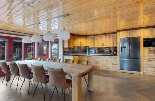 Jistrum Casa | Detached Home in Friesland by Canal