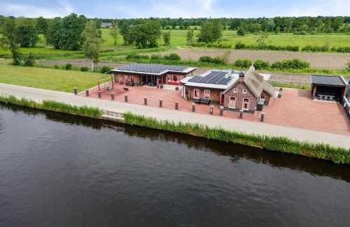 Jistrum Casa | Detached Home in Friesland by Canal, cleaning included