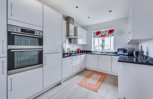 Milton Keynes Casa | Detached House Sleeps 8 Great Location Driveway Parking