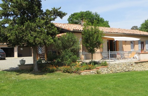 Auzas Casa | Casa unifamiliar con un gran jardín y vallado
